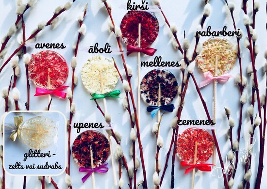 Lollipops with berries