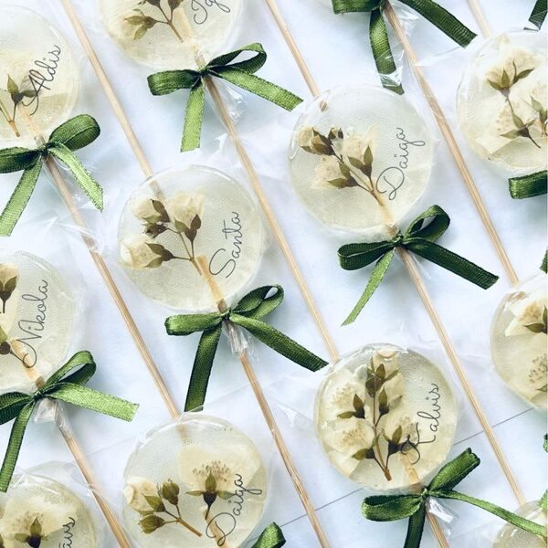 Ziedu karameles uz kociņa